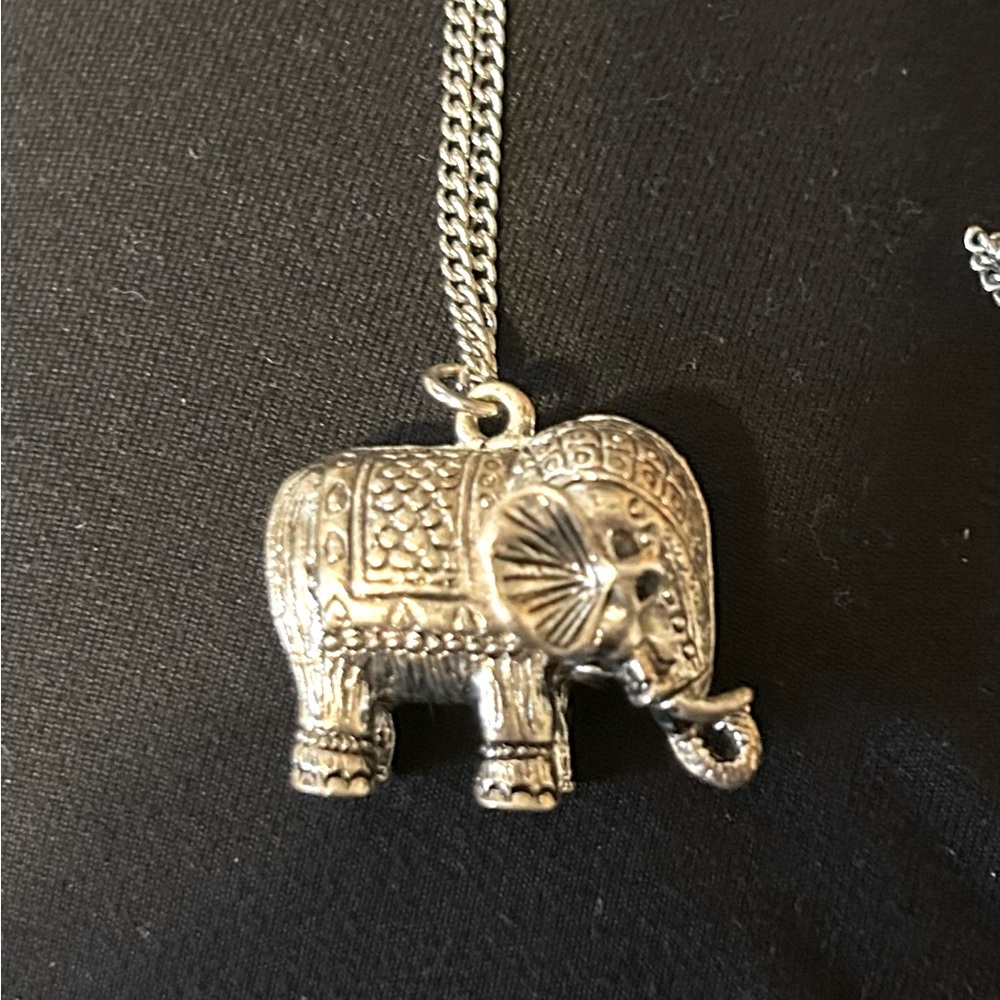 Elephant necklace -silver.